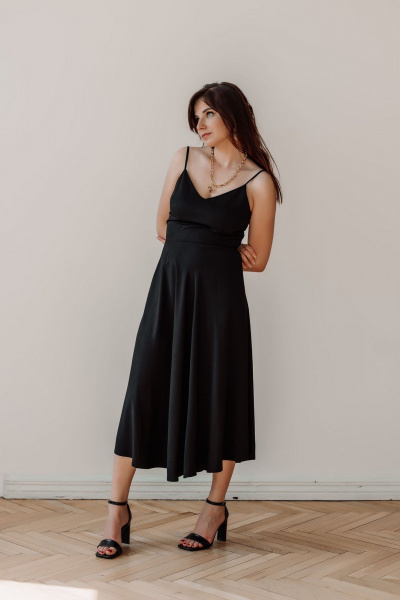 Черное платье на регулируемых бретелях из вискозы ERTANNO 2123 черный - фото 7