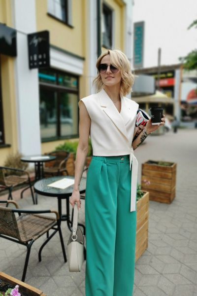 Укороченный голубой жилет на запах с выточками ERTANNO 2301 топленое молоко - фото 7