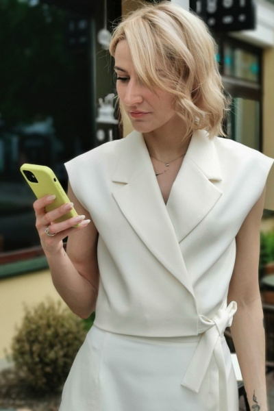 Укороченный голубой жилет на запах с выточками ERTANNO 2301 топленое молоко - фото 5