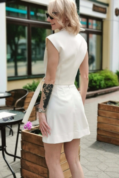 Укороченный голубой жилет на запах с выточками ERTANNO 2301 топленое молоко - фото 6