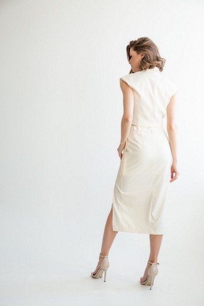 Укороченный голубой жилет на запах с выточками ERTANNO 2301 топленое молоко - фото 4