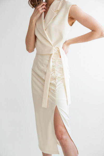 Укороченный голубой жилет на запах с выточками ERTANNO 2301 топленое молоко - фото 2