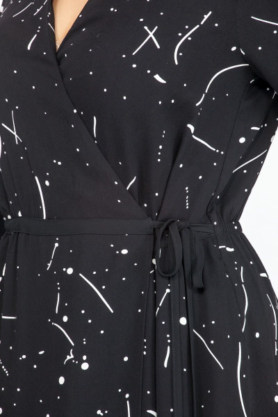 Платье на запах с принтом и длиной по линии талии Anna Majewska 1395 черно-белый - фото 2