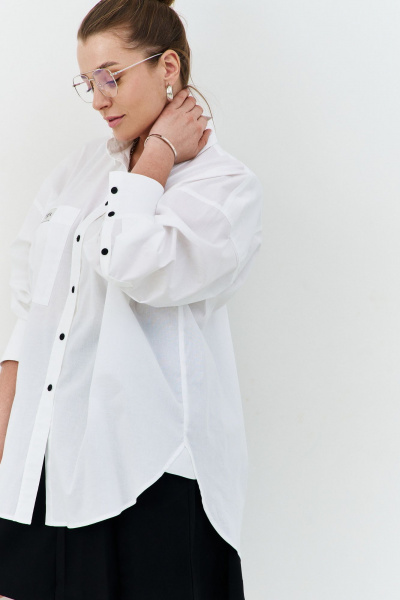 Рубашка оверсайз из хлопка с мужским стилем и ассиметричным низом THÉA club 1002 белый - фото 12
