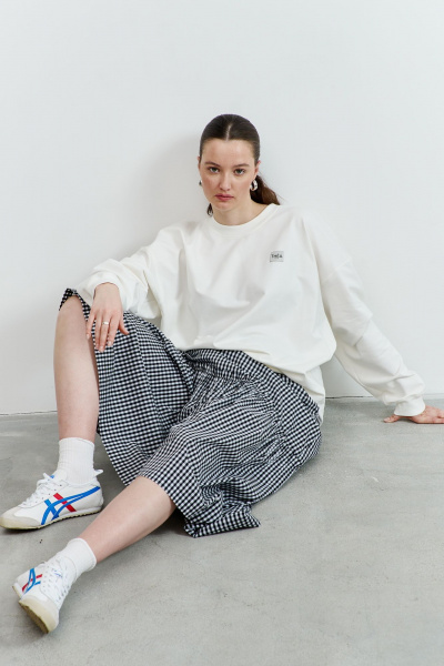 Оверсайз свитшот из трикотажа с удлиненным силуэтом THÉA club 2002 молочный - фото 9