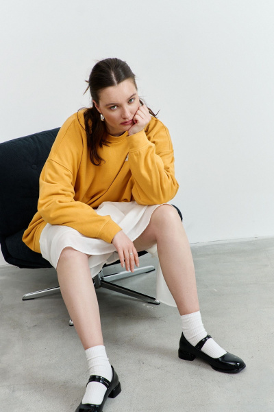 Женский свитшот оверсайз из трикотажа с нашитой лейбой THÉA club 2002 охра - фото 8