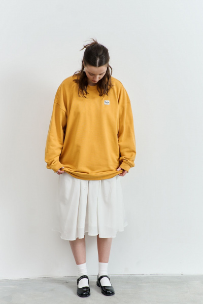 Женский свитшот оверсайз из трикотажа с нашитой лейбой THÉA club 2002 охра - фото 7