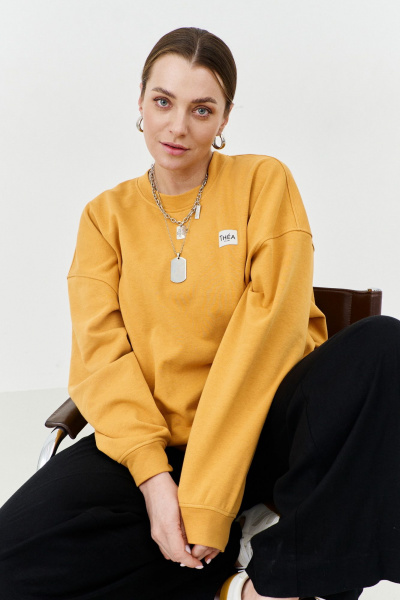 Женский свитшот оверсайз из трикотажа с нашитой лейбой THÉA club 2002 охра - фото 6