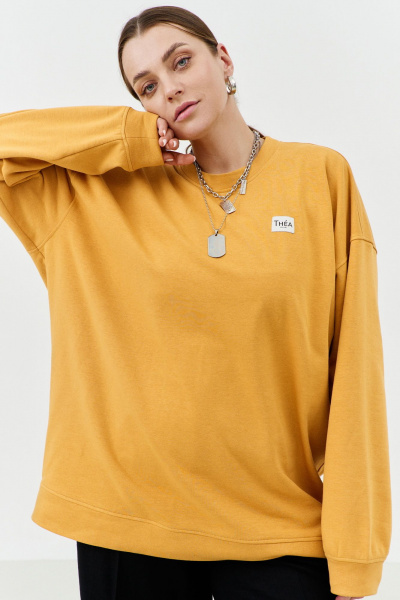 Женский свитшот оверсайз из трикотажа с нашитой лейбой THÉA club 2002 охра - фото 5