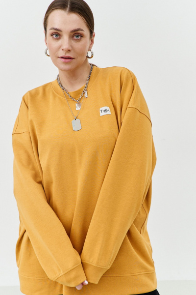 Женский свитшот оверсайз из трикотажа с нашитой лейбой THÉA club 2002 охра - фото 4