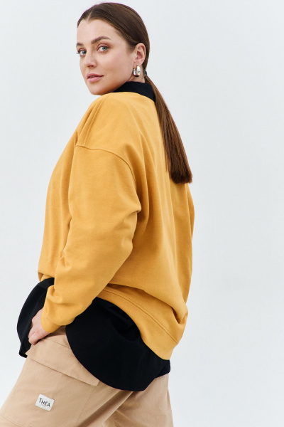 Женский свитшот оверсайз из трикотажа с нашитой лейбой THÉA club 2002 охра - фото 2