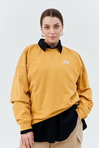 Женский свитшот оверсайз из трикотажа с нашитой лейбой THÉA club 2002 охра - фото 1