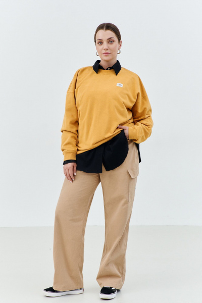 Женский свитшот оверсайз из трикотажа с нашитой лейбой THÉA club 2002 охра - фото 3