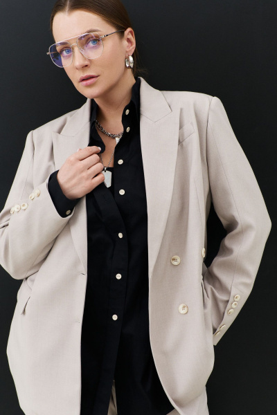 Жакет из костюмной ткани с застежкой на роговые пуговицы THÉA club 4001 жемчужно-серый - фото 15