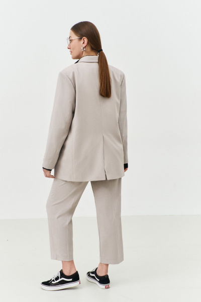 Жакет из костюмной ткани с застежкой на роговые пуговицы THÉA club 4001 жемчужно-серый - фото 2