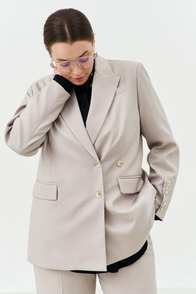 Жакет из костюмной ткани с застежкой на роговые пуговицы THÉA club 4001 жемчужно-серый - фото 13