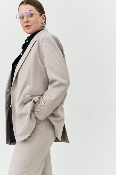 Жакет из костюмной ткани с застежкой на роговые пуговицы THÉA club 4001 жемчужно-серый - фото 11