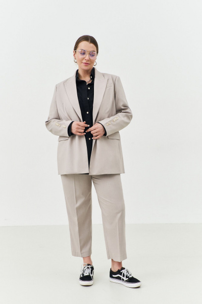 Жакет из костюмной ткани с застежкой на роговые пуговицы THÉA club 4001 жемчужно-серый - фото 10
