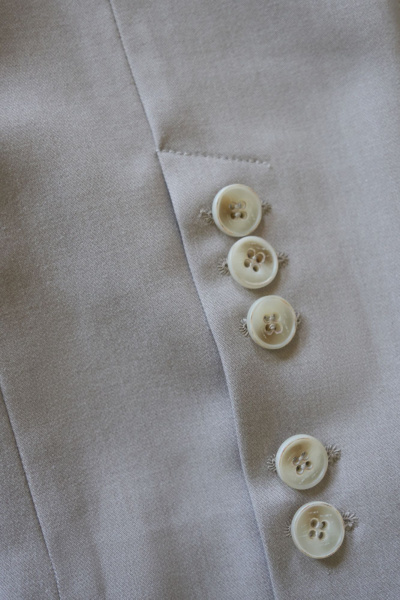 Жакет из костюмной ткани с застежкой на роговые пуговицы THÉA club 4001 жемчужно-серый - фото 8