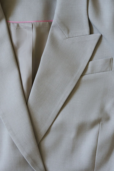 Жакет из костюмной ткани с застежкой на роговые пуговицы THÉA club 4001 жемчужно-серый - фото 7