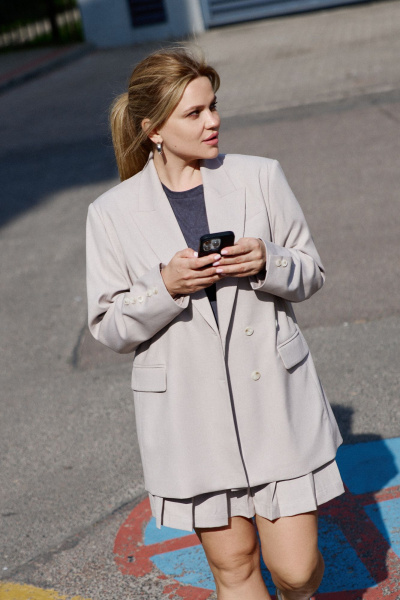 Жакет из костюмной ткани с застежкой на роговые пуговицы THÉA club 4001 жемчужно-серый - фото 3