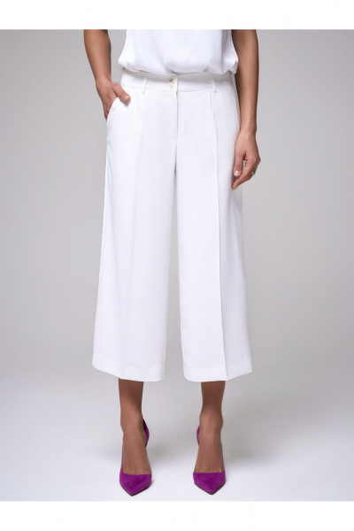 Классический деловой костюм жакет и кюлоты из текстиля DEVITA 5016 белый - фото 5