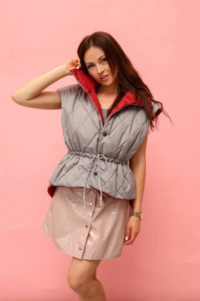 Демисезонный жилет из яркой ткани с вырезом и застежкой MASHA SKORINA MS-VB-6-002 - фото 7