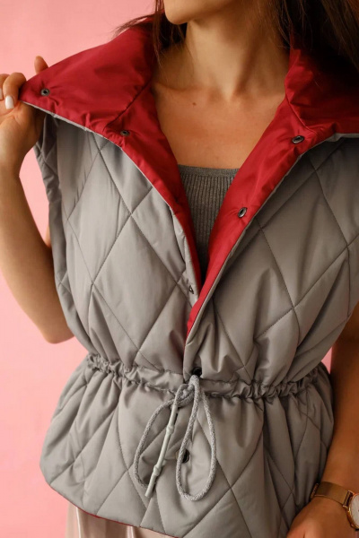 Демисезонный жилет из яркой ткани с вырезом и застежкой MASHA SKORINA MS-VB-6-002 - фото 2