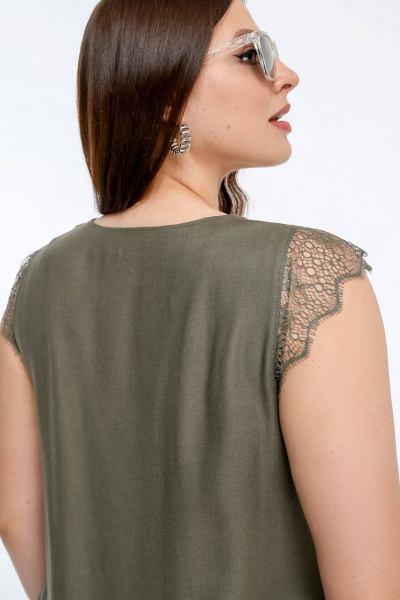 Свободная блуза с кружевной отделкой на V-вырезе La rouge 6303 хаки - фото 6