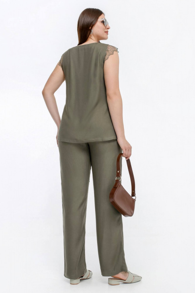 Свободная блуза с кружевной отделкой на V-вырезе La rouge 6303 хаки - фото 4