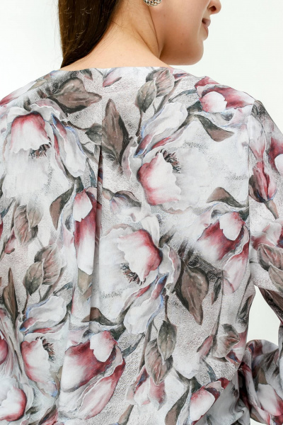 Свободная летняя блуза с V-образным вырезом и нагрудными вытачками La rouge 6304 розы-акварель - фото 8