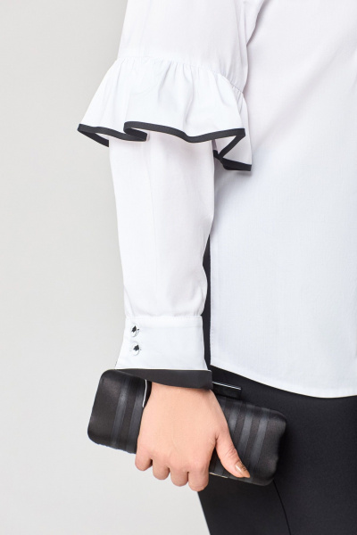 Белая блузка из хлопка с асимметричным подрезом и рюшей EVA GRANT 7136-1 белый+черный - фото 8