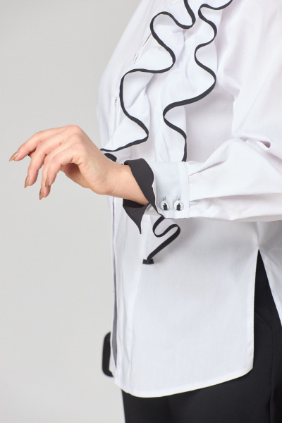 Белая блузка из хлопка с асимметричным подрезом и рюшей EVA GRANT 7136-1 белый+черный - фото 7