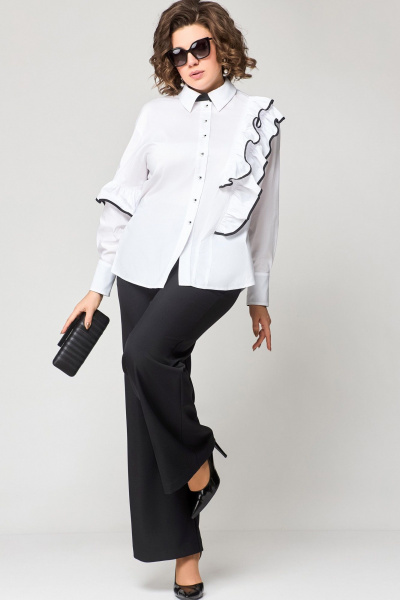 Белая блузка из хлопка с асимметричным подрезом и рюшей EVA GRANT 7136-1 белый+черный - фото 3
