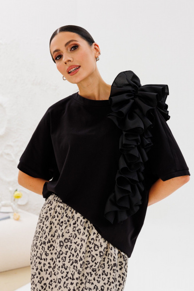 Блуза оверсайз с рюшей и лодочной горловиной Ларс Стиль 936/1 - фото 4