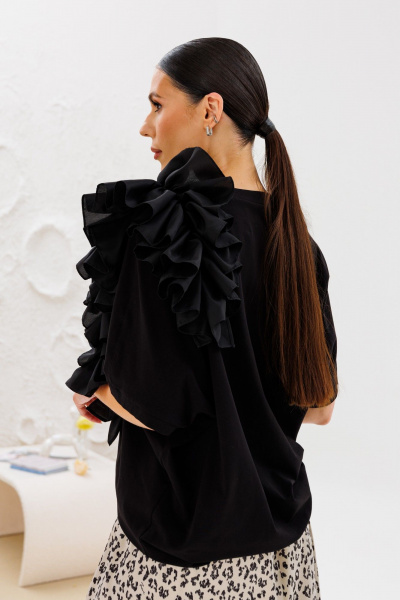 Блуза оверсайз с рюшей и лодочной горловиной Ларс Стиль 936/1 - фото 3