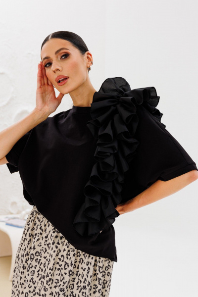 Блуза оверсайз с рюшей и лодочной горловиной Ларс Стиль 936/1 - фото 1