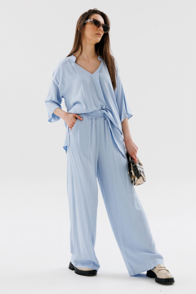 Костюм 2-ка с блузой и брюками свободного кроя NikVa 562-1 голубой - фото 5