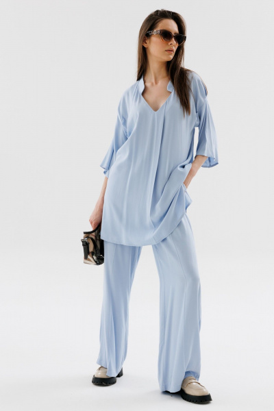 Костюм 2-ка с блузой и брюками свободного кроя NikVa 562-1 голубой - фото 1