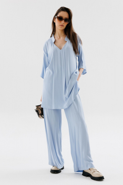 Блуза с V-образным вырезом и воротником стойкой NikVa 563-1 голубой - фото 5