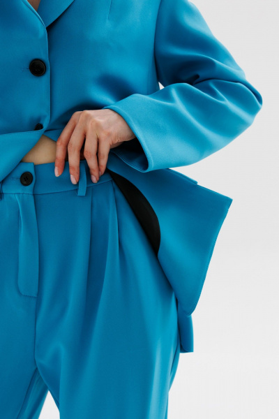 Костюм жилет и брюки с асимметричным низом NikVa 566-1 голубой - фото 3