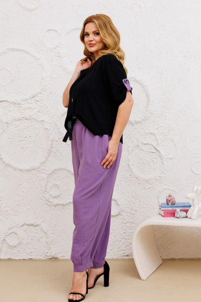 Блуза с V-образным вырезом и брючный костюм с брюками-шароварами Michel chic 1382 черный,сирень - фото 4