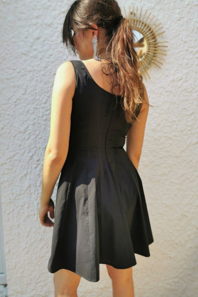 Классическое короткое приталенное платье без рукавов ERTANNO 2218-Ч - фото 5