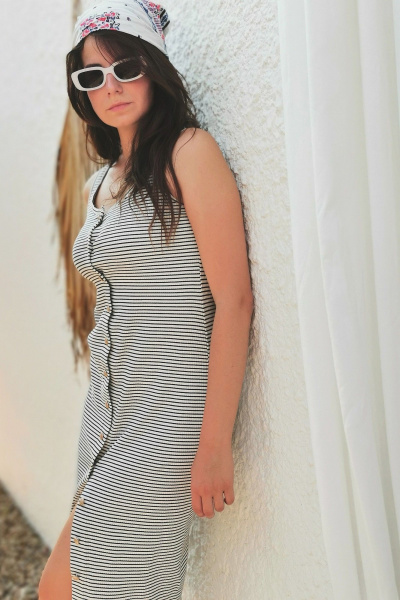 Синее трикотажное платье с металлическими пуговицами ERTANNO 2112 белый/синий - фото 1