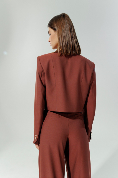 Короткий жакет в стиле Шанель из текстиля для делового образа DEVITA 4013 винный - фото 10