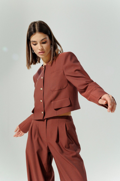 Короткий жакет в стиле Шанель из текстиля для делового образа DEVITA 4013 винный - фото 9