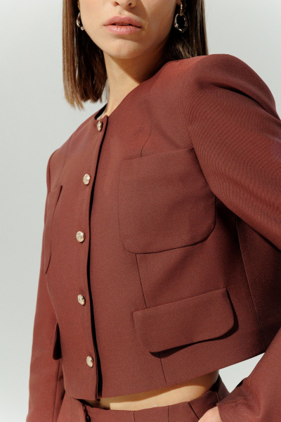 Короткий жакет в стиле Шанель из текстиля для делового образа DEVITA 4013 винный - фото 8