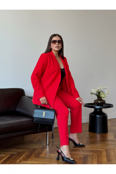 Летний деловой костюм из вискозы: жакет и брюки с талевыми вытачками Dilana VIP 2056/1 красный - фото 3