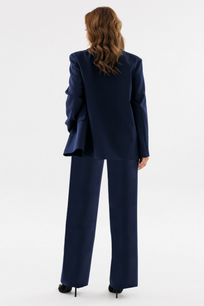 Деловой костюм бант и карманы с прорезными деталями LadisLine 1513 темно-синий - фото 5