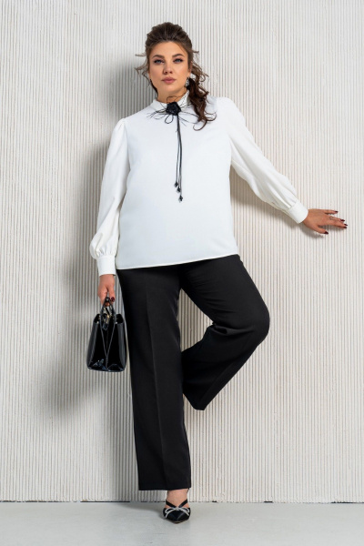 Белая деловая блуза из струящейся ткани с съемным цветком Aira Style 24-053 молочный - фото 7